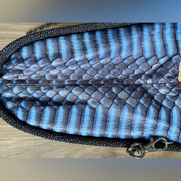 PAIGE GAMBLE BLACK STINGRAY & Accentuated With BLUE PYTHON CLASSIC CLUTCH - Picture 4 of 10